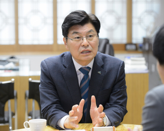 이춘희 세종시장이 지난 8일 세종시청 집무실에서 가진 문화일보와의 인터뷰에서 새해 세종시정 주요 목표와 정책 방향 등을 설명하고 있다. 세종시 제공