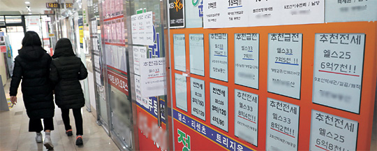 최근 집값과 전셋값 하락으로 일부 지역에서 집을 팔아도 보증금에 미치지 못하는 ‘깡통전세’가 나오는 가운데 10일 서울 송파구의 한 공인중개사 사무실 유리벽에 ‘추천급전(급전세 물건)’ 등의 알림표가 붙어 있다.  연합뉴스