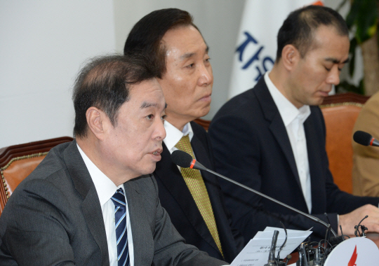 김병준(왼쪽) 자유한국당 비상대책위원장이 11일 오전 국회에서 열린 비상대책위원회의에서 모두발언을 하고 있다.