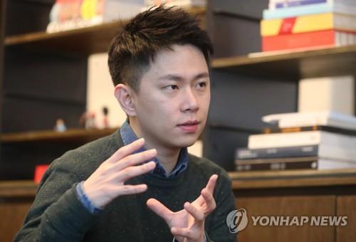 (서울=연합뉴스) 그룹 방탄소년단의 ‘러브 유어셀프’(LOVE YOURSELF) 시리즈 앨범 패키지를 디자인한 허스키폭스 이두희 공동 대표가 지난 31일 강남구 역삼동 사무실에서 연합뉴스와 인터뷰를 하고 있다. 허스키폭스는 방탄소년단의 ‘러브 유어셀프 전 티어’(轉 Tear)로 ‘제61회 그래미 어워즈’에서 ‘베스트 레코딩 패키지’(Best Recording Package) 부문 후보에 올랐다. 2019.2.1