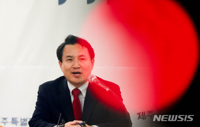 【제주=뉴시스】자유한국당 당권주자로 나선 김진태 의원이 11일 오후 제주시 도남로에 위치한 제주도당사를 찾아 기자간담회에 앞서 현안 입장을 밝히고 있다. 2019.02.11.