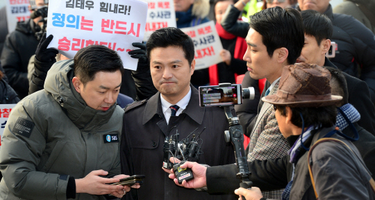 김태우 전 청와대 특별감찰반원이 12일 오전 피고발인 조사를 받기 위해 경기 수원시 영통구 수원지검으로 들어가며 취재진의 질문을 받고 있다.