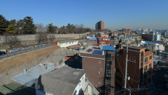 올해부터 오는 2023년까지 도시재생을 통해 새로운 활력을 찾을 서울 중구 다산동 성곽마을 전경.  중구청 제공