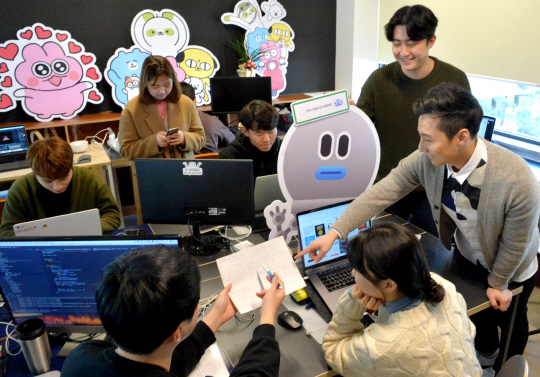 지난 11일 서울 서대문구 연희동 플랫팜 사무실에서 이효섭 대표와 직원들이 인공지능(AI) 이모티콘 추천 서비스 ‘모히톡’에 대해 토론하고 있다.