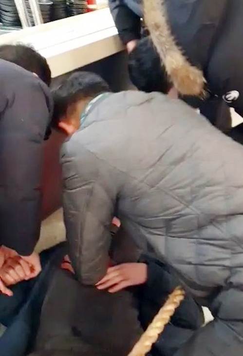 심폐소생술 하는 현대차 직원들[현대차 제공]
