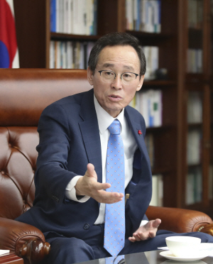 <2019년 광역단체장에게 듣는다>“새만금 공항 등 10大 프로젝트 착착…‘전북 대도약’ 원년 될 것”
