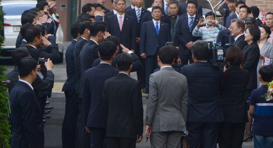 문재인 대통령과 부인 김정숙 여사가 19대 대통령선거에서 당선이 확정된 다음 날인 2017년 5월 10일 서울 서대문구 홍은동 사저 앞에서 당선인 신분으로 대통령 경호처 소속 경호원들의 경례를 받고 있다.  뉴시스