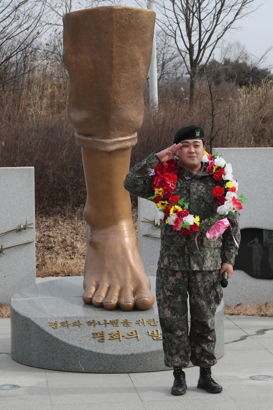 하재헌 예비역 중사가 지난 1월 31일 전역식을 마친 뒤 임진각 ‘평화의 발’ 동상 앞에서 경례하고 있다. 연합뉴스