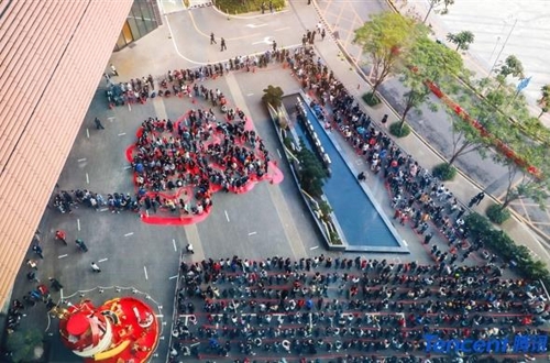 회사 건물 밖에서 세뱃돈을 받기 위해 줄 선 직원들 [SCMP 캡처]