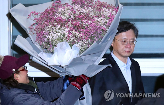 박근혜 정부의 ‘국정농단’ 묵인 혐의와 국가정보원을 통한 불법사찰 혐의로 각각 기소돼 재판 중인 우병우 전 청와대 민정수석이 2019년 1월 3일 오전 구속기한 만료로 석방돼 경기도 의왕 서울구치소를 나서며 한 지지자로부터 꽃다발을 받는 모습. [연합뉴스 자료사진]