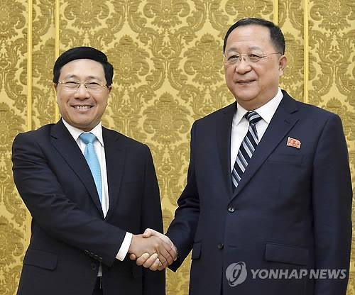 (평양 AP/교도통신=연합뉴스) 베트남의 팜 빈 민(왼쪽) 부총리 겸 외교부 장관이 13일 평양에서 북한 리용호 외무상과 만나 악수하고 있다. 전날 베이징을 경유해 항공편으로 평양에 도착한 민 장관은 14일까지 머물며 베트남 수도 하노이에서 열릴 2차 북미정상회담의 경비와 의전 등을 사전에 조율하는 것으로 보인다.