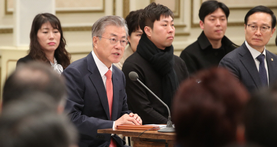 문재인 대통령이 14일 오전 청와대 영빈관에서 열린 자영업·소상공인과의 대화에서 발언을 하고 있다. 연합뉴스