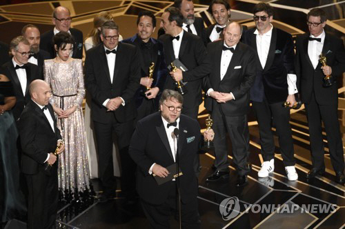 기예르모 델토로(가운데) 감독이 지난해 제90회 아카데미시상식에서 ‘셰이프 오브 워터’로 작품상을 수상하고 있다.  AP연합