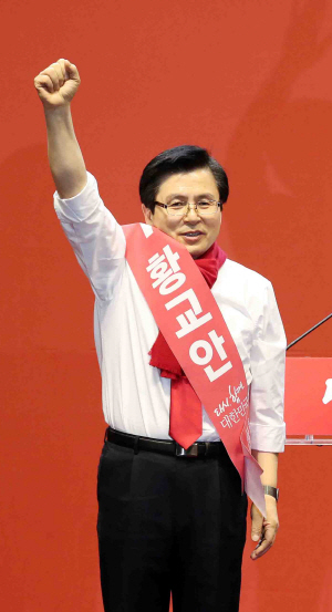 자유한국당 당대표 경선에 출마한 황교안 전 국무총리가 14일 대전 한밭체육관에서 열린 충청·호남권 합동 연설회에서 당원들에게 인사를 하고 있다. 연합뉴스
