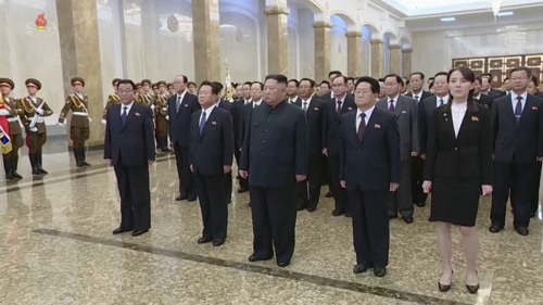 (서울=연합뉴스) 조선중앙통신은 16일 김정은 북한 국무위원장이 김정일 국방위원장의 생일(광명성절)을 맞아 금수산태양궁전을 참배했다며 “최룡해 동지, 리만건 동지, 김여정 동지, 리영식 동지를 비롯한 조선노동당 중앙위원회 조직지도부와 선전선동부 일꾼들이 참가하였다”고 언급했다. 이에 따라 리영식이 최근 김여정과 같은 직급인 선전선동부 제1부부장에 추가 임명된 것으로 추정된다. 사진은 조선중앙TV가 공개한 참배 모습으로, 왼쪽부터 리만건·최룡해·김정은·리영식·김여정.