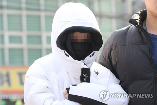 (서울=연합뉴스) ‘버닝썬 마약공급 의혹’을 받고있는 중국인 여성 ‘애나’가 16일 오전 서울 동대문구 서울지방경찰청마약수사대 조사실로 향하고 있다. 2019.2.16