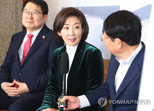 유튜브 채널과 인터뷰하는 나경원 원내대표(서울=연합뉴스) 자유한국당 나경원 원내대표(가운데)가 17일 오후 국회 본청에 마련된 릴레이 농성장에서 유튜브 채널 ‘신의한수’와 인터뷰를 하고 있다. 2019.2.17