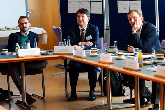 안철수 전 바른미래당 대표가 지난 16일 독일 바이로이트대에서 이 대학 주최로 열린 ‘컬로퀴엄, 더 월드 2029’에 연사로 참석해 토론하고 있다.  바이로이트대 페이스북 캡처