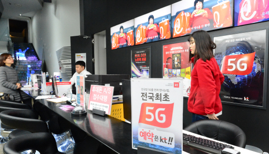 <2019 한국경제, 혁신만이 살 길이다>LTE의 3배 기지국 필요한데…‘투자 족쇄’에 묶인 5G경쟁