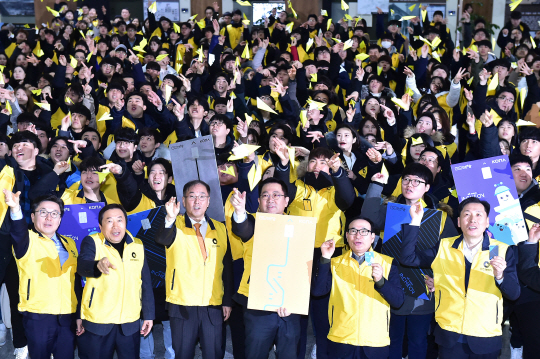 박남춘(앞줄 왼쪽 네 번째) 인천시장이 18일 인천시청 로비에서 대학생 서포터스와 인천e음 카드의 성공을 기원하는 종이비행기를 날리고 있다.  인천시 제공