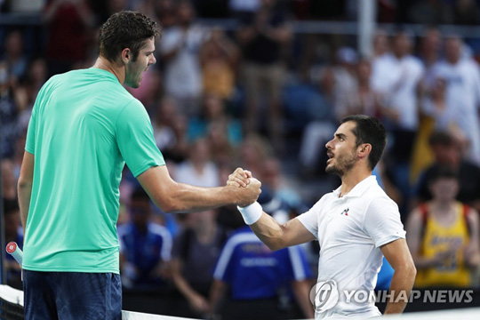 1월 호주오픈 2회전서 파비아노와 악수하는 오펠카(왼쪽). 파비아노의 키는 173㎝. [EPA=연합뉴스]