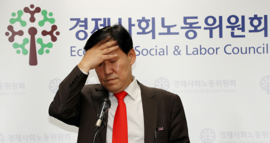 19일 오전 서울 경제사회노동위원회에서 이철수 노동시간 개선위원장이 탄력근로제 확대 적용 문제 관련 전체회의에 관해 브리핑을 하던 중 머리카락을 쓸어올리고 있다.  연합뉴스