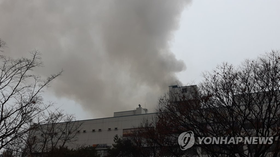 (대구=연합뉴스) 19일 오전 대구 도심 한 사우나에서 불이 나 하늘 위로 연기가 피어오르고 있다. 이 불로 2명이 숨지고 다수가 중경상을 입었다. 2019.2.19[독자 촬영 제공]