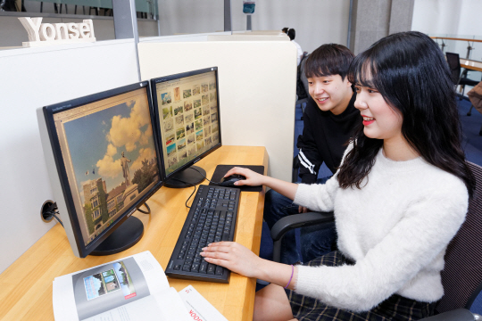 연세대의 디지털 애널리틱스 융합협동 석사과정은 빅데이터 분석을 통해 다양한 문제 해결 방법을 찾는 데 목적을 두고 있다. 연세대 학부생들이 학교로부터 선물받은 ‘어도비 크리에이티브 클라우드 멤버십’ 서비스를 시연해 보고 있다.  연세대 제공