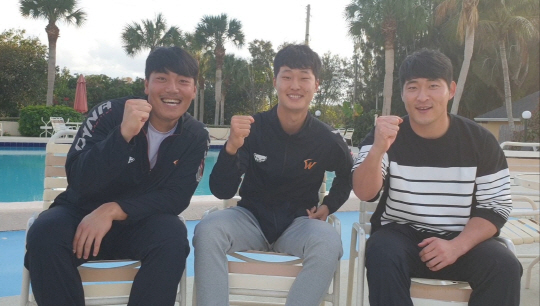 SK 포수 김성민(왼쪽부터)과 내야수 김창평, 투수 하재훈이 19일 오전(한국시간) 미국 플로리다 베로비치 스프링캠프 숙소에서 올 시즌 선전을 다짐하고 있다. SK 제공