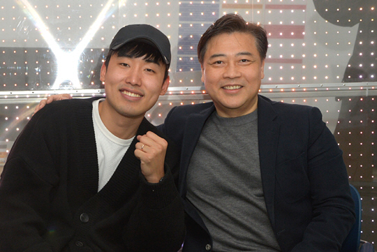곽승엽(오른쪽) 교수가 지난해 12월 에노베이션 탱크 사업 최종 5개 스타트업으로 선정된 태그솔루션의 박승환 대표와 15일 포즈를 취하고 있다.   김낙중 기자