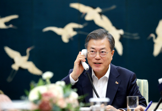 문재인 대통령이 지난 19일 밤 청와대에서 제2차 미·북 정상회담을 앞두고 있는 도널드 트럼프 미국 대통령과 통화하고 있다.  연합뉴스