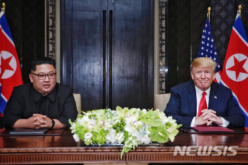 【서울=뉴시스】 12일 김정은 북한 국무위원장과 도널드 트럼프 미국 대통령이 싱가포르 센토사섬 카펠라 호텔에서 북미정상회담 합의문 서명에 앞서 인터뷰를 하고 있다. 2018.06.12.  (사진=싱가포르 통신정보부 제공)