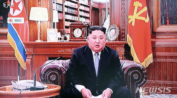 【서울=뉴시스】 조선중앙TV는 김정은 북한 국무위원장이 올해 1월1일 노동당 중앙위원회 청사에서 육성으로 신년사를 발표하는 모습을 보도했다. 2019.01.01. (사진=조선중앙TV 캡처)