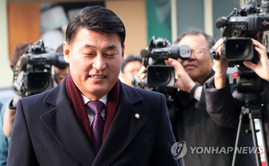 (춘천=연합뉴스) 정치자금법 위반 혐의로 기소돼 1심에서 의원직 상실형을 선고받은 자유한국당 황영철 의원이 20일 오후 서울고법 춘천재판부에서 열린 항소심 선고 공판에 출석하고 있다. 2019.2.20