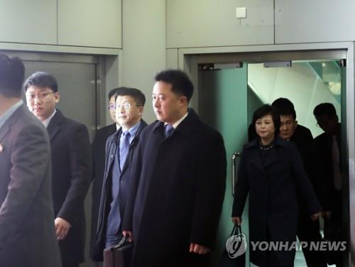 (베이징=연합뉴스) 김혁철 북한 국무위원회 대미 특별대표(왼쪽 두번째)와 김성혜 통일전선부 통일책략실장, 최강일 외무성 북아메리카 국장 직무대행이 베트남에서 열리는 북미 2차 정상회담의 의제 협의를 위해 20일 오후 베이징(北京)에서 하노이로 출발했다. 김혁철 특별대표 일행은 지난 19일 경유지인 베이징에 도착한 뒤 주중 북한대사관에 머물다가 이날 오후 3시께(현지시간) 베이징 서우두(首都) 공항에서 하노이행 항공편에 탑승했다.2019.2.20