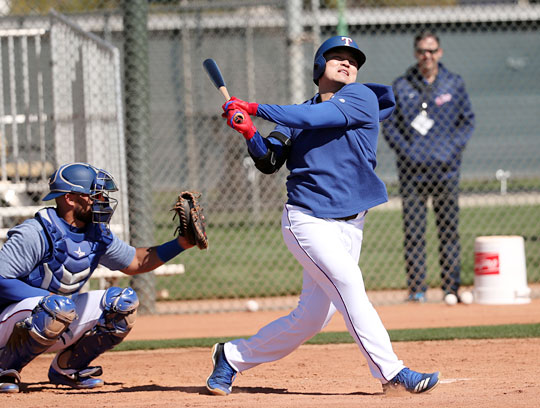 텍사스 레인저스의 스프링캠프에 참가한 추신수가 21일 오전(한국시간) 미국 애리조나주 서프라이즈 스타디움에서 올해 첫 라이브배팅을 실시하고 있다.  연합뉴스