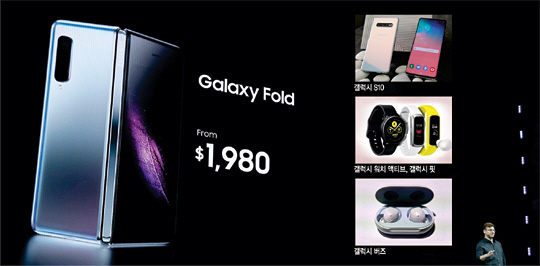 저스틴 데니슨 삼성전자 부사장이 20일(현지시간) 미국 샌프란시스코에서 열린 ‘삼성 갤럭시 언팩 2019’ 행사에서 세계 최초의 폴더블 스마트폰 ‘갤럭시 폴드’의 실물을 처음 공개하고 있다.  연합뉴스