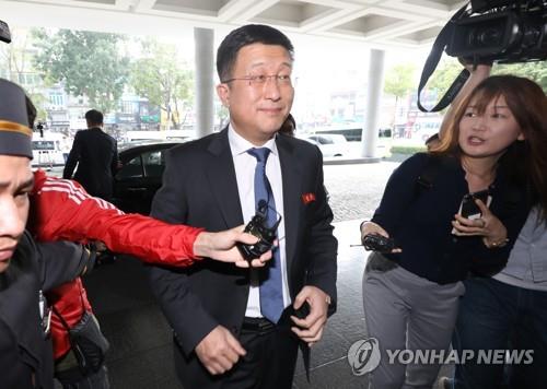 (하노이=연합뉴스)  제2차 북미정상회담을 엿새 앞둔 21일(현지시간) 스티브 비건 미국 국무부 대북특별대표가 먼저 와있는 것으로 알려진 베트남 하노이의 한 호텔로 김혁철 북한 국무위원회 대미 특별대표가 들어가고 있다. 2019.2.21