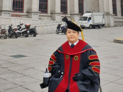 경희대 응용예술학 박사학위를 취득한 록밴드 더크로스 보컬 김혁건 씨 [본인 제공]