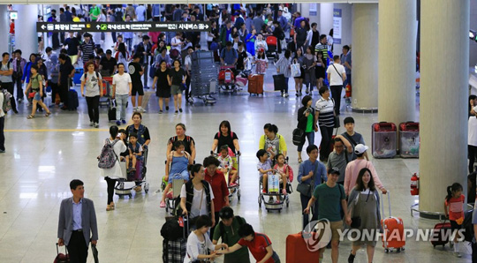 (제주=연합뉴스) 북적이는 제주공항 국내선 도착 대합실의 모습 [연합뉴스 자료사진]