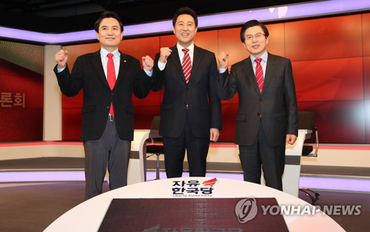 (서울=연합뉴스) 자유한국당 전당대회를 앞둔 김진태(왼쪽부터), 오세훈, 황교안 당대표 후보자가 23일 오전 서울 중구 매경미디어센터에서 열린 자유한국당 합동TV 토론회에 앞서 포즈를 취하고 있다. 2019.2.23 [국회사진기자단]