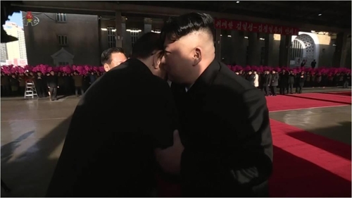 (서울=연합뉴스) 북한 조선중앙TV는 24일 김정은 북한 국무위원장이 전날 제2차 북미정상회담이 열릴 베트남 하노이로 출발하는 영상을 4분여 분량으로 편집해 보도했다. 사진은 김 위원장이 평양역에서 전용열차에 오르기 전 환송 나온 김영남 최고인민회의 상임위원장에게 귀엣말하는 모습. 2019.2.24