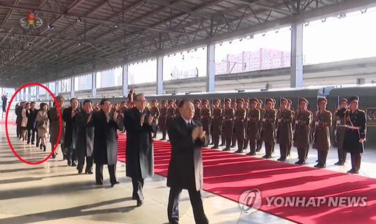 (서울=연합뉴스) 북한 조선중앙TV는 24일 김정은 북한 국무위원장이 전날 제2차 북미정상회담이 열릴 베트남 하노이로 출발하는 영상을 2분 40초 분량으로 편집해 보도했다. 이날 방영된 영상에서는 최선희 외무성 부상(붉은원 안 오른쪽)과 현송월 삼지연관현악단 단장(붉은원 안 왼쪽)으로 추정되는 인물들의 모습이 포착됐다. 2019.2.24