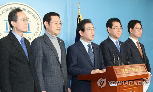 (서울=연합뉴스) 24일 오전 송하진 전북도지사(왼쪽부터), 이용섭 광주시장, 박원순 서울시장, 김영록 전남도지사, 양승조 충남도지사가 국회 정론관에서 5.18의 올바른 인식과 가치 실현을 위한 대한민국 시도지사 공동입장문을 발표하고 있다. 2019.2.24