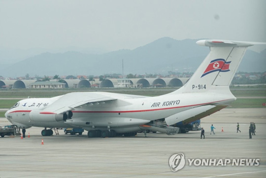 (하노이=연합뉴스) 24일 베트남 하노이 노이바이 공항에 도착한 북한 고려항공 수송기에서 장비와 물품 등이 하역되고 있다. 2019.2.24 [징 제공]