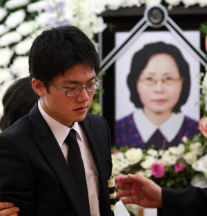 금강산 관광 도중 북한군의 총격으로 숨진 고 박왕자 씨의 영결식이 열린 2008년 7월 15일 서울 송파구 풍납동 서울아산병원 빈소에서 아들 방재정 씨가 침통한 표정으로 서 있다.  연합뉴스