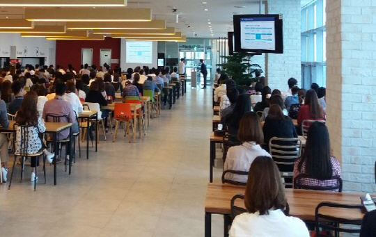 서울 강서구 공항대로의 홈앤쇼핑 본사에서 최근 직원들이 청탁금지법 관련 교육을 받고 있다. 홈앤쇼핑은 지난 19일 준법심의위원회를 발족하는 등 윤리적이고 청렴한 경영환경 구축에 박차를 가하고 있다.   홈앤쇼핑 제공