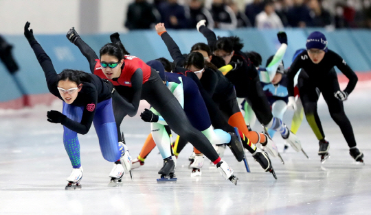 한국과 일본 중학생 스피드스케이팅 선수들이 지난 25일 서울 노원구의 태릉국제스케이트장에서 합동훈련을 실시하고 있다. 대한체육회 제공