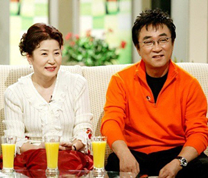 아내인 고 김자옥(사진 왼쪽)의 생전에 함께 방송에 출연한 오승근.  SBS 캡처