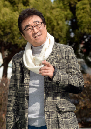 “참 멋쟁이다”라는 말에 “나는 코디네이터도 따로 두지 않고 내 옷을 내가 찾아 입는다”는 ‘천생 멋쟁이’인 오승근에게서는 좀처럼 세월의 무게가 느껴지지 않았다.   김호웅 기자 diverkim@